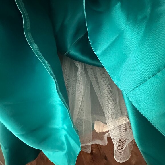 Madison James Plus Size 20 Emerald Green Long Formal High waisted gown - Picture 6 of 9